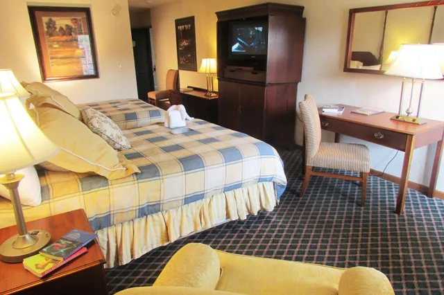 Superior, 2 Queen Beds, Parkway View, Shared Balcony، Arbors at Island Landing Hotel Suites 3/6