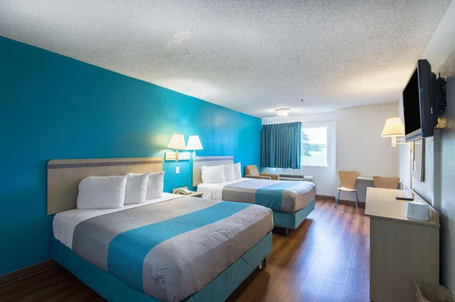 2 Queen Beds - Mobility Accessible Tub Nsmk، Motel6 Lawrence, KS 1/9