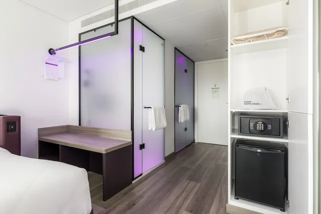 غرفة بريميوم مفردة بسرير كوين، YOTEL Porto, Select by Hilton 6/6