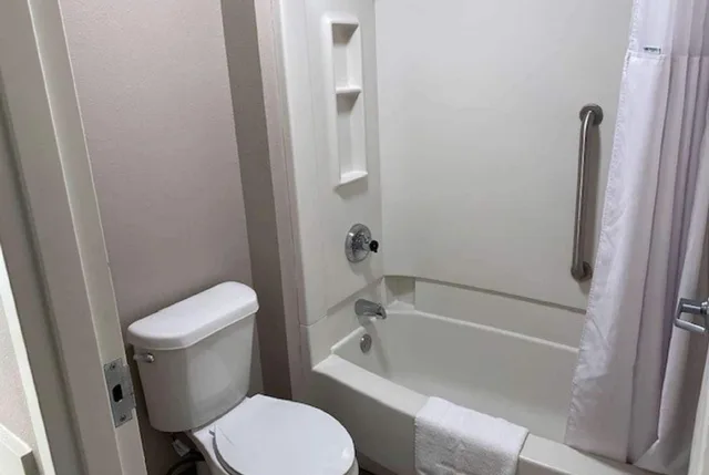 غرفة بسرير كينج لذوي الإعاقة، Baymont By Wyndham Topeka 5/6
