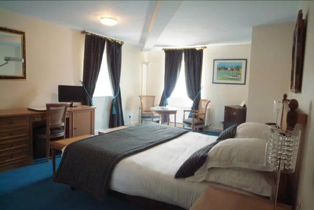 غرفة سوبيريور بسرير كوين، CHATEAU DE LA MOTTE FENELON 5/8