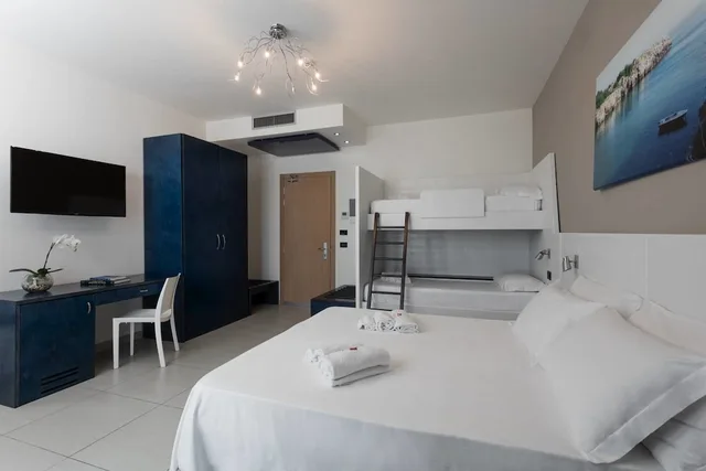 غرفة قياسية رباعية بسرير مزدوج وسريرين منفصلين، Belvedere Torre Dell Orso Hotel 2/4