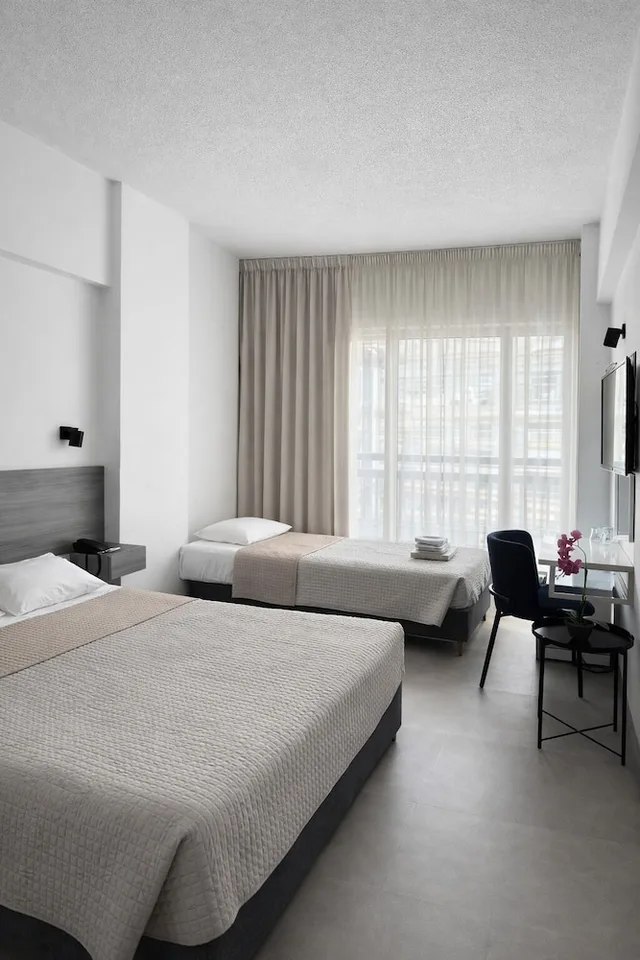 غرفة قياسية ثلاثية بثلاثة أسرّة، Navarria Hotel 4/10