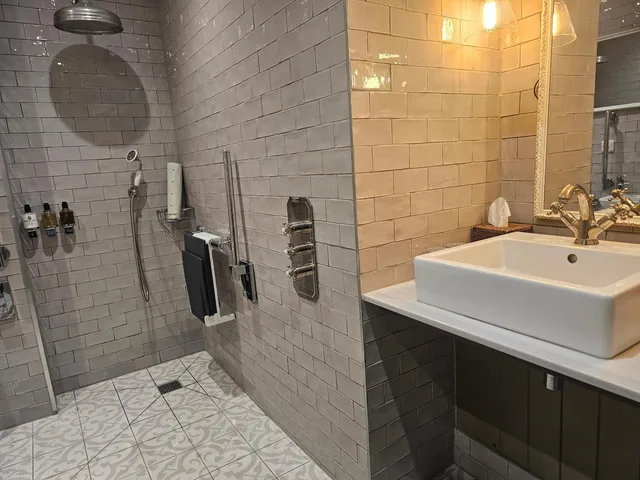 Classic, King Bed, Pet Friendly, Accessible, CBH Beadnell Towers & Kitchen 2/2