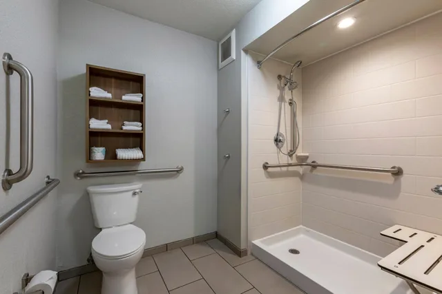 غرفة قياسية بسريرين كوين لذوي الإعاقة، MainStay Suites Coeur d Alene, ID 6/8