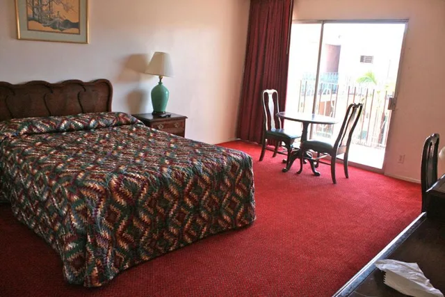 Deluxe, Queen Bed, ROYAL CENTURY 4/10