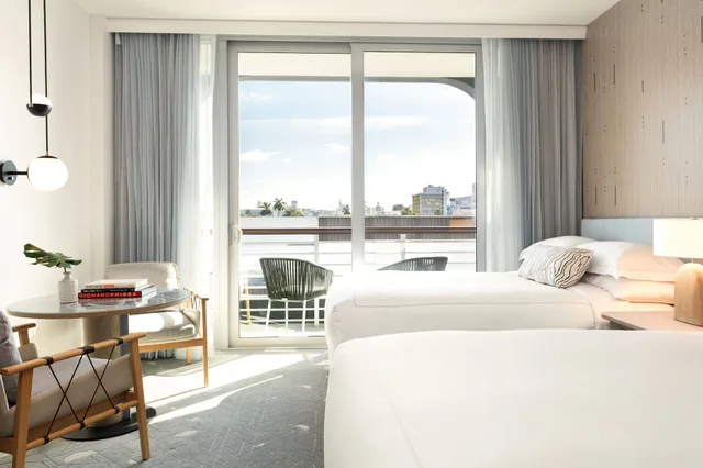 غرفة بريميوم بسريرين مزدوجين بإطلالة على المدينة بشرفة، Kimpton Hotel Palomar South Beach 2/5