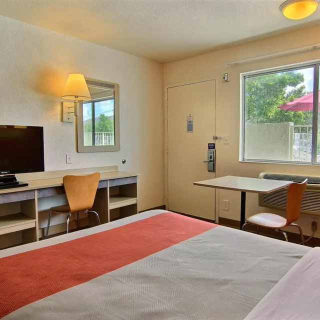 غرفة ديلوكس رباعية، Motel6 Kingsville, TX 5/8