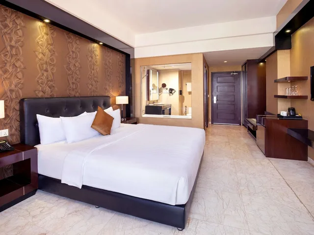 Deluxe, King Bed, Grand Mercure Solo Baru 1/4