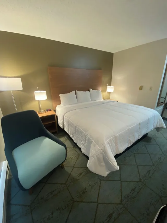 غرفة بسرير كينج لذوي الإعاقة، Baymont by Wyndham Oshkosh Airport 4/7