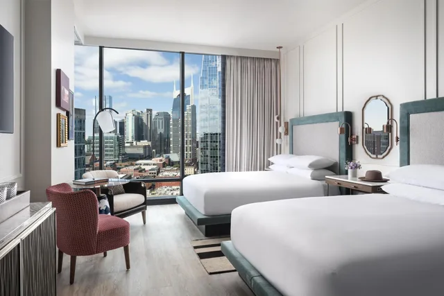 غرفة بسريرين كوين بحوض استحمام لذوي الإعاقة، Hyatt Centric Downtown Nashville 2/5