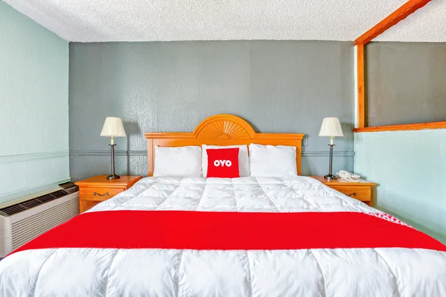 غرفة بسرير كينج، OYO Townhouse Tulsa Woodland Hills 2/3