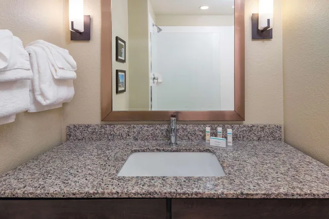 جناح بسرير كينج بغرفة نوم واحدة، Coral Pointe Sarasota, an Ascend Collection Hotel 2/3