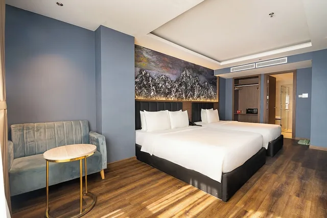 غرفة بريميير ثلاثية بسرير كوين وسرير فردي بإطلالة على المدينة بحوض استحمام، Nicecy Hotel Suites Spa 6/10
