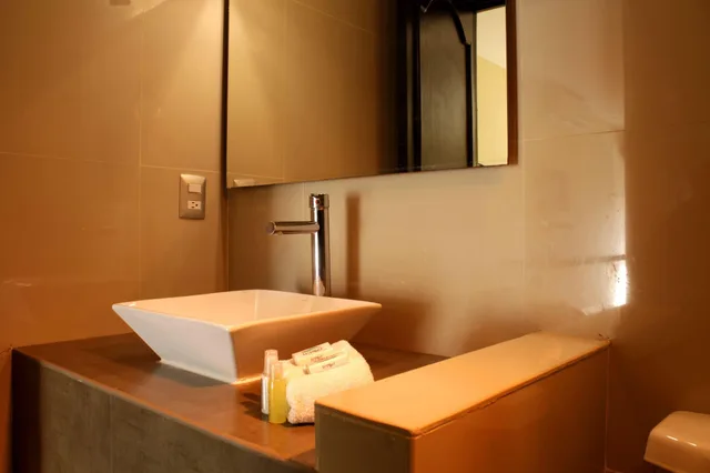 جناح بشرفة، Hotel Nautilus 2/2