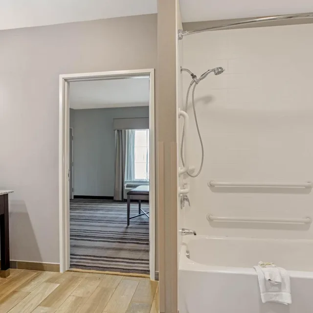 جناح ديلوكس لذوي الإعاقة، La Quinta Inn Suites Paducah 7/7