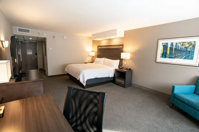 Room, King Bed, Sofa, Lobby Area، Holiday Inn Kearney 2/8