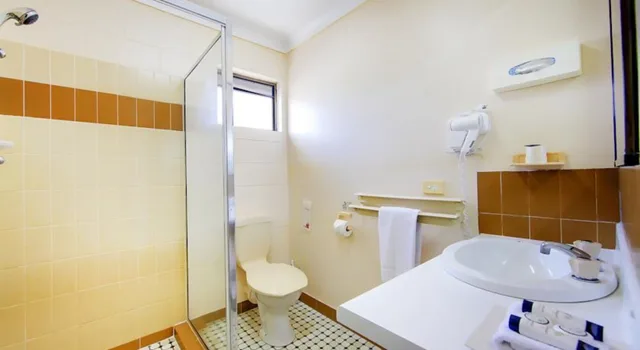 Standard, Queen Bed, Raintree Motel Townsville 2/3