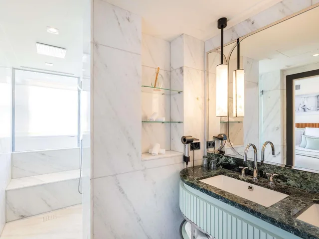 Serenity, Suite, Queen Bed, City View, Terrace، Mondrian Cannes 4/5