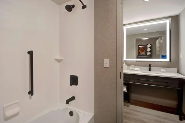 جناح بسريرين كوين بغرفة نوم واحدة مع أريكة، Homewood Suites by Hilton Tuscaloosa Downtown 2/2