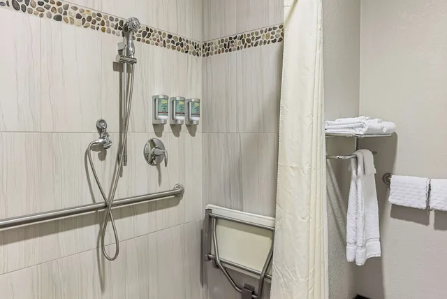 غرفة قياسية بسرير كوين لذوي الإعاقة، Best Western Of Harbor Springs 5/5