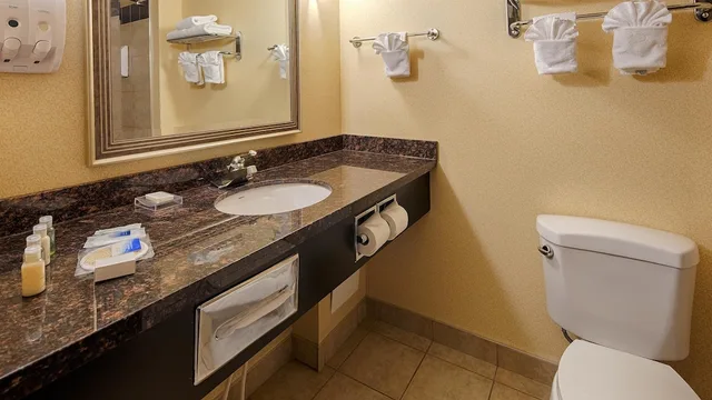 غرفة قياسية بسريرين كوين مع أريكة، Best Western Estevan Inn & Suites 4/5