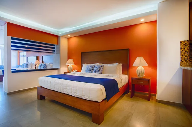 Master, Suite, 1 King and 2 Queen Beds, Ocean View, Hotel Grand Paramar 3/5