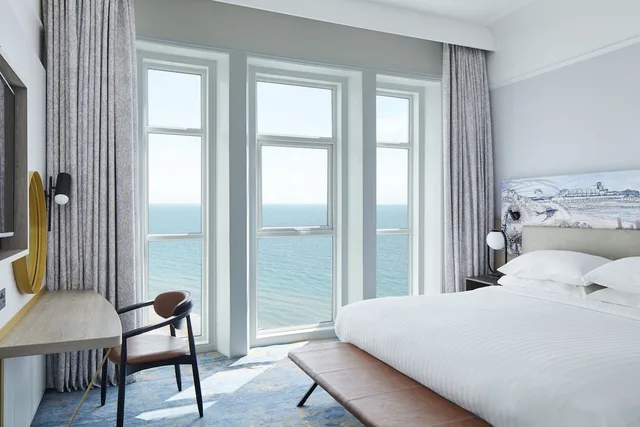 جناح بسرير كينج بإطلالة على البحر بغرفة نوم واحدة مع أريكة، Marriott Highcliff 5/8