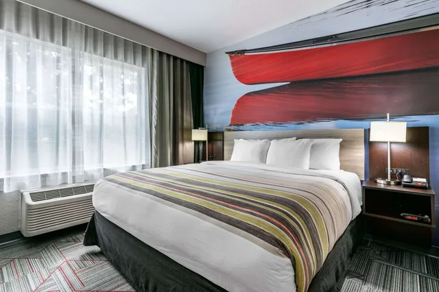 جناح بسرير كينج مع أريكة، Clarion Pointe Columbus-Bradley Park 3/5