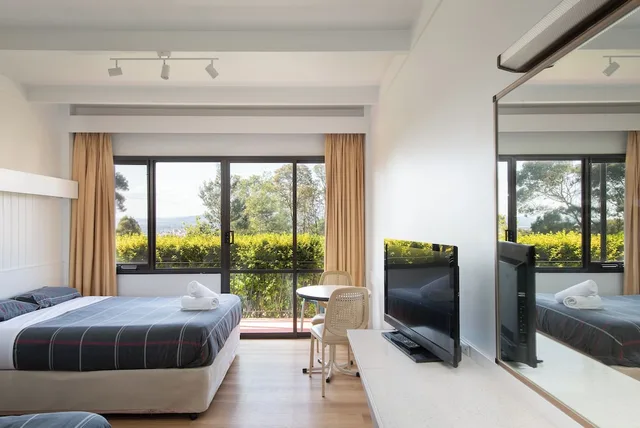 Motel, Futon Bed, Large، Village Family Motor Inn 4/6