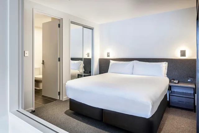 2 Bedrooms, Deluxe, Lake View, Hilton Queenstown Resort and Spa 3/10