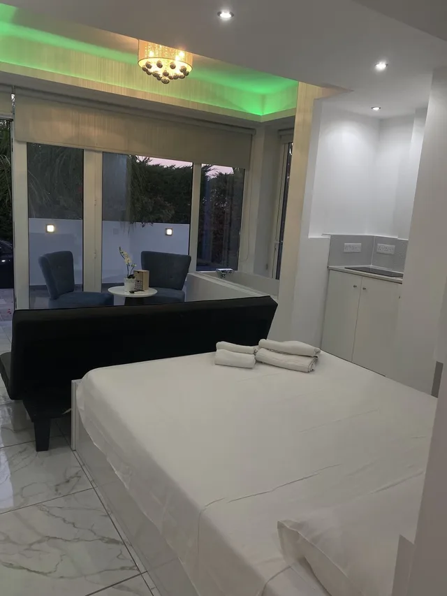 Honeymoon, Studio, Queen Bed, Jetted Tub, Courtyard Area، Nissi 49 Apartments 2/3