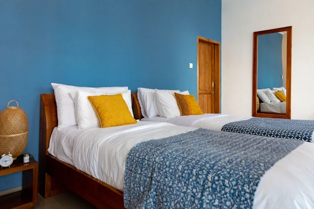 غرفة ثلاثية بسرير كينج وسرير فردي بإطلالة جزئية على البحر، Pesona Beach Resort Spa 7/8