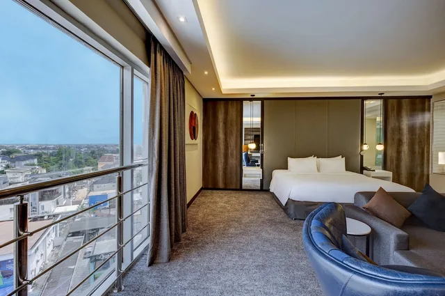جناح ملكي بسرير كينج بـ4 غرف نوم مع دخول الصالة، Radisson Blu Lagos Ikeja 3/4