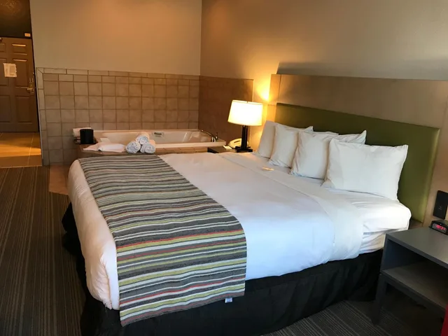 جناح بسرير كينج بجاكوزي لذوي الإعاقة، Country Inn Suites By Radisson Fond Du Lac Wi 1/7