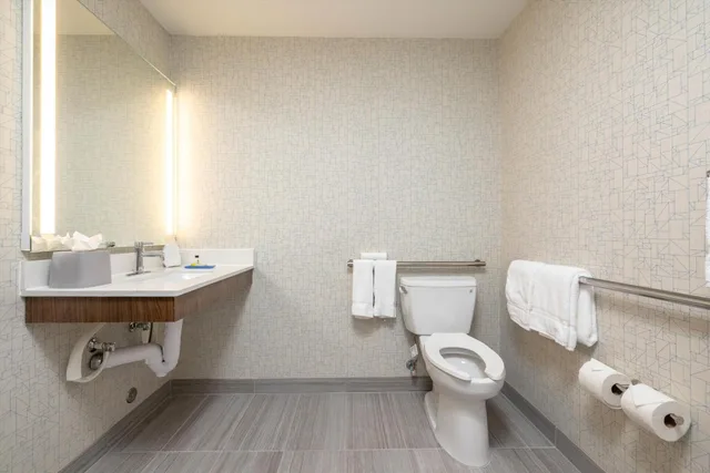 غرفة بسرير كينج وسريرين كوين لذوي الإعاقة، HOLIDAY INN EXPRESS AND SUITES SAN JOSE SILICON VALLEY 10/10
