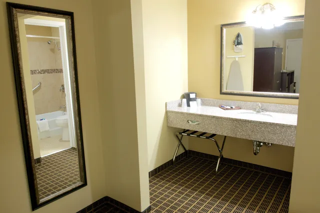 غرفة قياسية بسرير كينج، Best Western Green Tree Inn 6/7