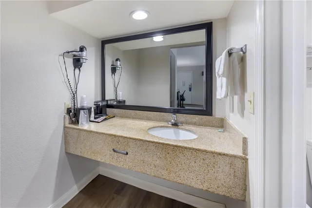 غرفة بسرير كينج مع أريكة، Best Western Fairwinds Inn 5/5