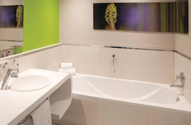 Standard, Queen Bed, Smoking, Garden Court Sandton City 7/10
