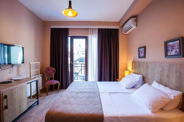 غرفة قياسية بسرير كوين بإطلالة على المدينة بشرفة، Hotel N16 1/7