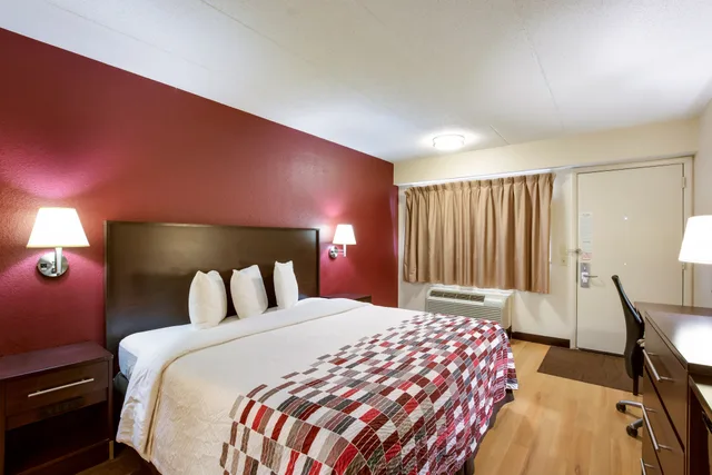 غرفة ديلوكس بسرير كينج، Red Roof Inn Grand Rapids Airport 2/9