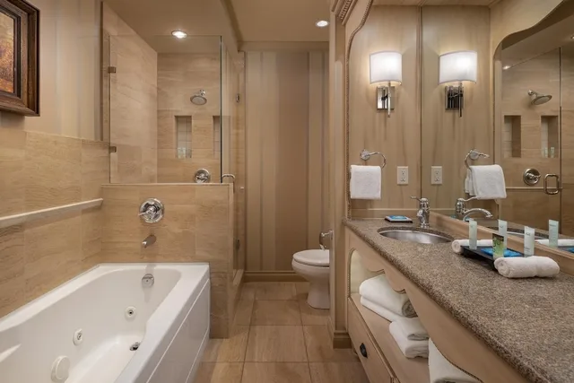 2 Bedrooms, Suite, King and Queen Bed, Sofa, The Royal Kelowna 5/8