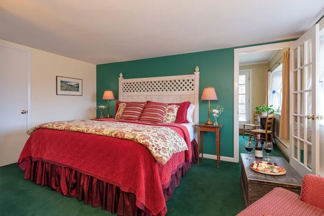 Garden Suite, King Bed، Deerhill Inn 2/3
