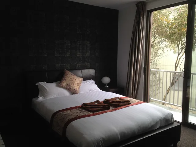 غرفة رباعية بسرير كوين وسرير بطابقين بشرفة، DUCK INN MT BULLER 2/6