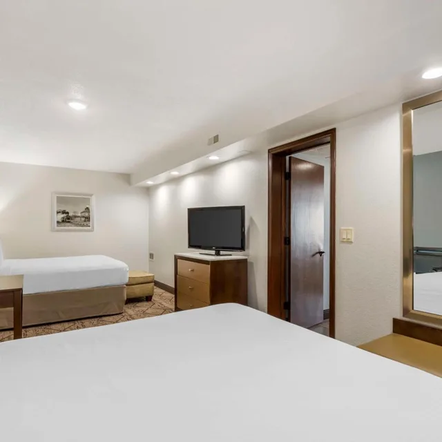 جناح بسريرين كوين وسرير كوين، Best Western Plus Longbranch Hotel and Convention Center 1/5