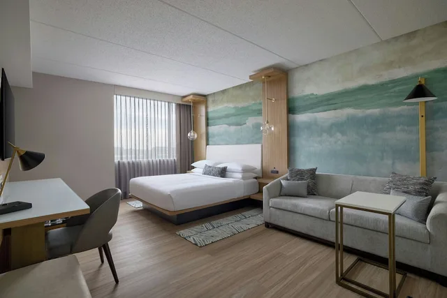 غرفة بريميوم بسرير كينج مع أريكة، Chicago Marriott Northwest 4/7