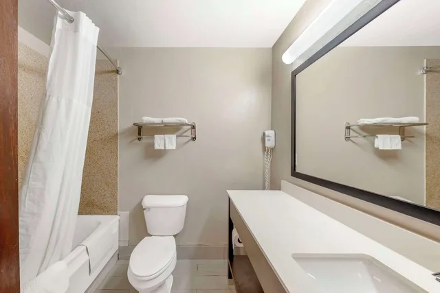 جناح بسرير كينج مع أريكة، Quality Inn El Reno 3/3