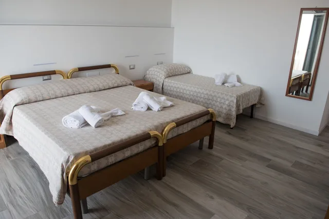 Mezzanine, Economy, Triple, 1 Queen and 1 Single Bed، Umberto 4/10