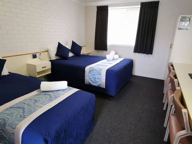 غرفة قياسية بسرير كوين وسرير فردي، Leichhardt Motor Inn 1/6