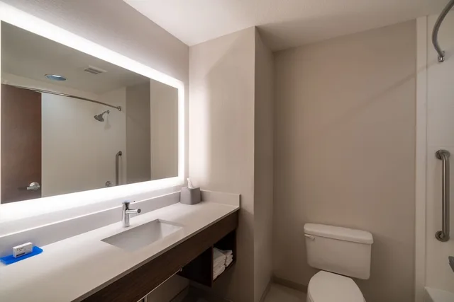Standard, 2 Queen Beds, Extra Floor Space، Holiday Inn Express Hotel Suites Talladega 3/4